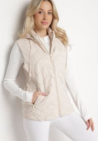 Born2be - Ciemnobeżowa Kamizelka Pikowana z Odpinanym Kapturem Ariluna. Okazja: na co dzień. Kolor: beżowy. Materiał: jeans. Styl: sportowy, elegancki, casual #4