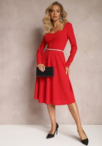 Renee - Czerwona Rozkloszowana Sukienka Midi z Guzikami i Głębokim Dekoltem Salaria. Kolor: czerwony. Długość: midi #5