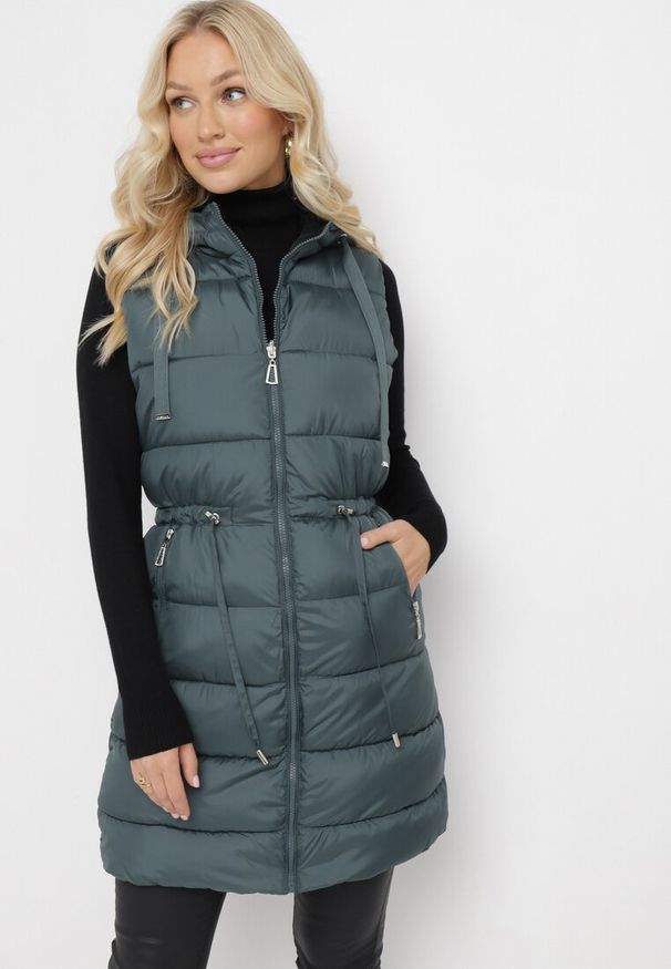 Born2be - Ciemnozielona Długa Kamizelka Dwustronna Zapinana na Suwak z Pikowaniem i Troczkiem w Pasie Heddemia. Kolor: zielony. Długość: długie. Wzór: gładki