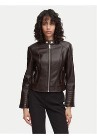Guess Kurtka z imitacji skóry W6YL25 W2914 Brązowy ciemny Regular Fit. Kolor: brązowy. Materiał: skóra #1