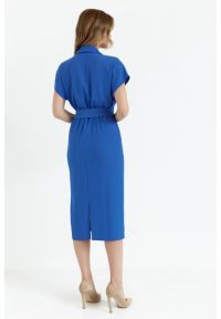Sukienki.shop - Elegancka sukienka ołówkowa z kołnierzem niebieska. Okazja: na co dzień. Kolor: niebieski. Materiał: guma, tkanina, elastan. Typ sukienki: ołówkowe. Styl: elegancki. Długość: midi #3