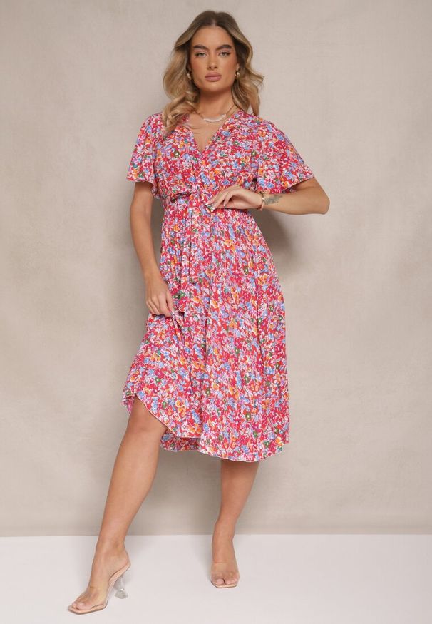 Renee - Czerwona Sukienka z Plisami w Kwiecisty Print o Rozkloszowanym Kroju Lanelin. Kolor: czerwony. Długość rękawa: krótki rękaw. Wzór: nadruk. Sezon: wiosna, lato. Typ sukienki: rozkloszowane