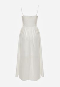 Born2be - Biała Bawełniana Sukienka o Rozkloszowanym Kroju na Ramiączka z Haftem Rhethiphe. Okazja: na spacer, na co dzień. Typ kołnierza: dekolt gorset. Kolor: biały. Wzór: haft. Typ sukienki: rozkloszowane, proste, gorsetowe. Materiał: bawełna. Długość rękawa: na ramiączkach. Sezon: wiosna, lato. Styl: casual, elegancki, klasyczny #2