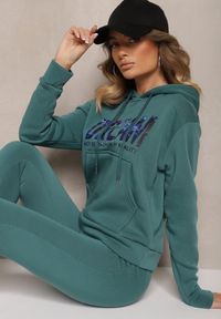 Renee - Zielony Ocieplany Komplet Dresowy Bawełniany Spodnie Joggery i Bluza Zdobiona Nadrukiem Filoira. Kolor: zielony. Materiał: dresówka, bawełna. Wzór: aplikacja, nadruk #4