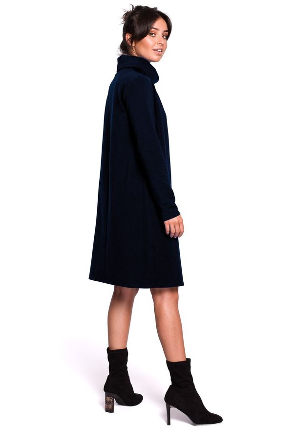 BE - Sukienka dresowa oversize trapezowa z wysokim kołnierzem granatowa. Okazja: na co dzień. Kolor: niebieski. Materiał: dresówka. Długość rękawa: długi rękaw. Typ sukienki: trapezowe, oversize. Styl: casual
