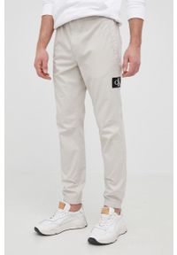 Calvin Klein Jeans Spodnie męskie kolor szary joggery. Kolor: szary. Materiał: tkanina
