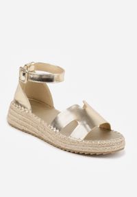 Renee - Złote Sandały VICES na Platformie z Plecionką i Wycięciami Helimis. Zapięcie: sprzączka. Kolor: złoty. Materiał: koronka. Wzór: koronka. Sezon: lato. Obcas: na platformie #8