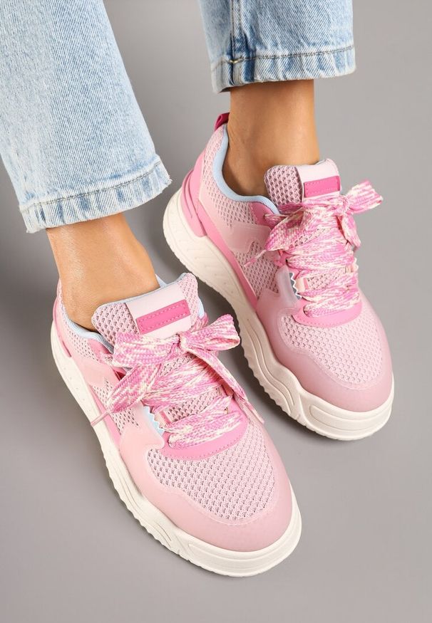 Born2be - Różowe Sneakersy na Grubej Podeszwie Ozdobione Tłoczeniem Nilanne. Okazja: na co dzień, na spacer. Zapięcie: sznurówki. Kolor: różowy. Materiał: jeans. Wzór: aplikacja. Obcas: na platformie. Sport: turystyka piesza