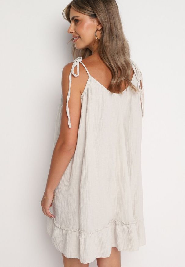 Born2be - Beżowa Rozkloszowana Muślinowa Sukienka z Bawełny na Wiązanych Ramiączkach Wirvia. Okazja: na spacer. Typ kołnierza: dekolt w kształcie V. Kolor: beżowy. Wzór: aplikacja. Typ sukienki: rozkloszowane. Materiał: bawełna. Długość rękawa: na ramiączkach. Sezon: lato. Styl: elegancki