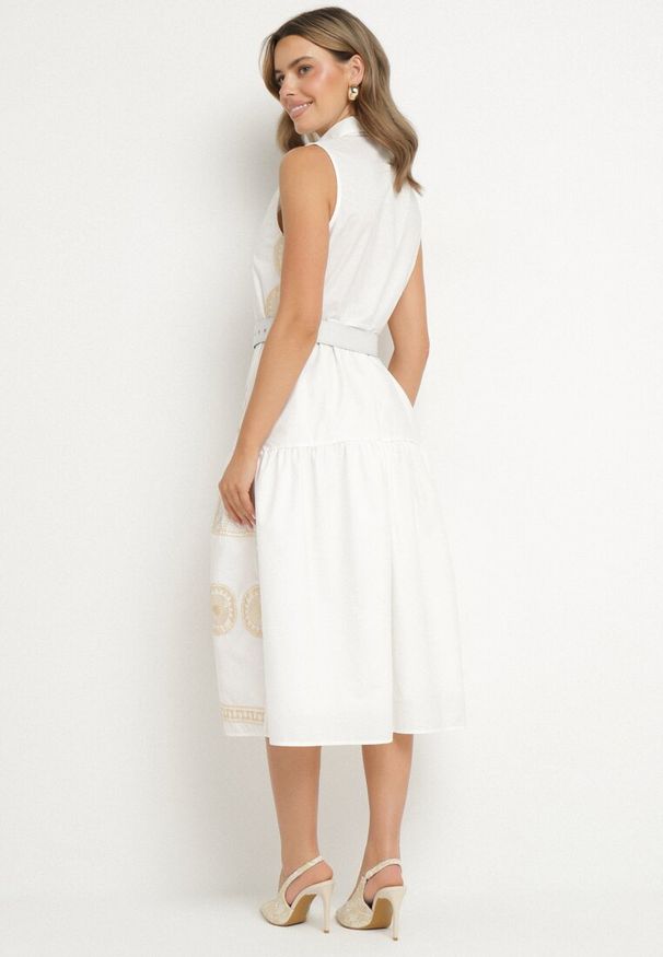 Born2be - Biała Koszulowa Sukienka z Ozdobnym Haftem i Paskiem Mallivena. Okazja: na co dzień. Typ kołnierza: kołnierzyk klasyczny. Kolor: biały. Materiał: poliester, jeans, materiał, bawełna. Wzór: haft. Typ sukienki: koszulowe. Styl: casual, klasyczny