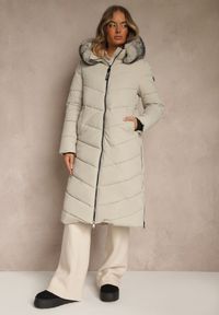 Renee - Beżowa Pikowana Kurtka o Długim Kroju z Kapturem z Futrem Galianesa. Okazja: na spacer, na co dzień. Typ kołnierza: kaptur. Kolor: beżowy. Materiał: futro. Długość: długie. Wzór: aplikacja. Styl: casual, elegancki #4