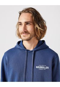 Wrangler - WRANGLER MĘSKA BLUZA GRAPHIC HOODIE NAVY 112350540 W671011976. Typ kołnierza: kaptur