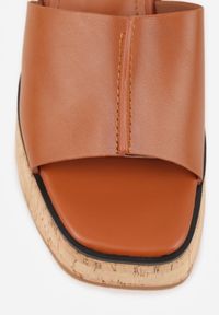 Renee - Brązowe Sandały z Klamerką VICES na Koturnie Stylizowanym na Drewniany Lynnoris. Okazja: na imprezę, na co dzień. Zapięcie: pasek. Kolor: brązowy. Sezon: lato. Obcas: na koturnie. Styl: boho, casual #8