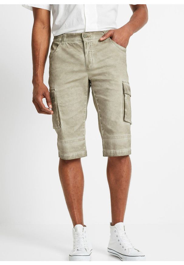 bonprix - Dłuższe bermudy bojówki w wygodnym fasonie z elastycznego materiału, regular fit. Kolor: zielony, beżowy. Materiał: materiał. Długość: długie