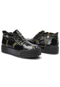 Czarne Sneakersy Simen Damskie Stylowe Obuwie. Okazja: na co dzień. Kolor: czarny. Materiał: skóra, lakier. Wzór: aplikacja. Styl: elegancki
