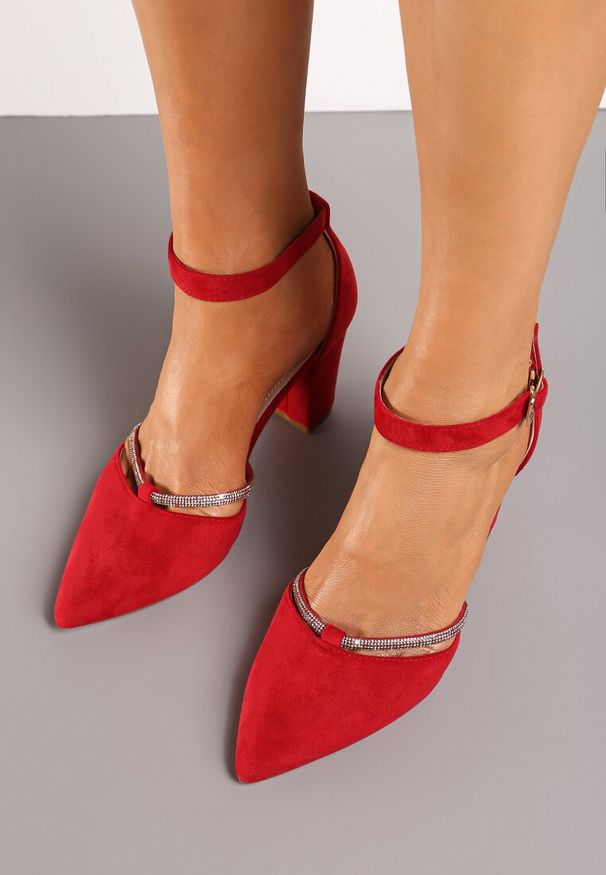 Renee - Czerwone Eleganckie Czółenka Vices ze Skórzaną Wkładką i Cyrkoniami Sarirra. Okazja: na spotkanie biznesowe, do pracy. Zapięcie: sprzączka. Kolor: czerwony. Materiał: skóra. Wzór: aplikacja. Obcas: na obcasie. Styl: elegancki. Wysokość obcasa: średni