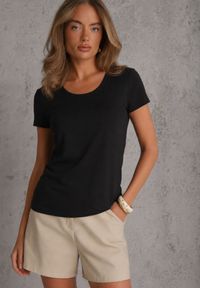 Renee - Czarny T-shirt Basic z Bawełny o Klasycznym Prostym Kroju z Zaokrąglonym Dekoltem Setho. Kolor: czarny. Materiał: bawełna. Wzór: gładki. Styl: klasyczny #1