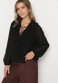 Born2be - Czarna Bluzka z Żabotem z Falbankami i Wiązaniem przy Dekolcie Esminea. Okazja: na co dzień. Typ kołnierza: kołnierz z falbankami, z żabotem. Kolor: czarny. Materiał: jeans, poliester. Długość: długie. Wzór: aplikacja. Styl: klasyczny, casual, elegancki