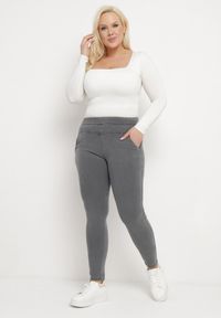 Born2be - Ciemnoszare Spodnie z Gumką w Talii i Prostymi Nogawkami Lotlipa. Okazja: na co dzień, na spotkanie biznesowe. Kolekcja: plus size. Kolor: szary. Styl: biznesowy, elegancki, casual #4