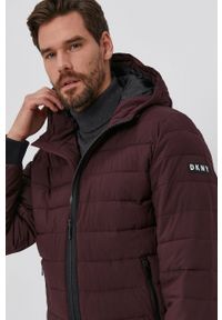DKNY - Dkny Kurtka męska kolor fioletowy zimowa. Okazja: na co dzień. Typ kołnierza: kaptur. Kolor: fioletowy. Materiał: materiał, puch. Sezon: zima. Styl: casual #6