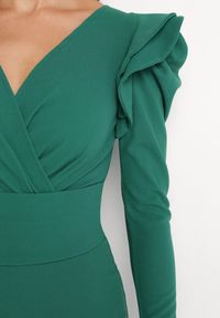 Born2be - Zielona Sukienka Maxi z Kopertowym Dekoltem i Falbankami Serrila. Typ kołnierza: kołnierz z falbankami. Kolor: zielony. Typ sukienki: kopertowe. Długość: maxi #5