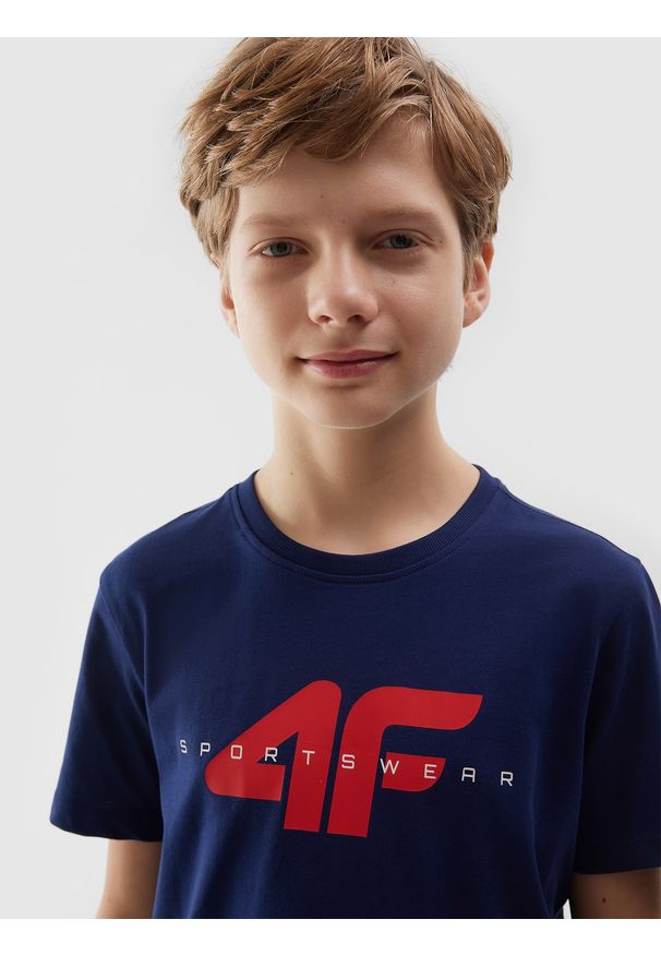 4F JUNIOR - T-shirt z bawełny organicznej z nadrukiem chłopięcy - granatowy. Okazja: na co dzień. Kolor: niebieski. Materiał: bawełna. Wzór: nadruk. Sezon: lato. Styl: casual, sportowy