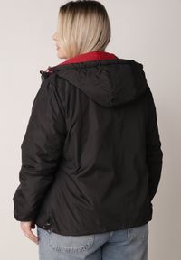 Born2be - Czerwono-Czarna Przejściowa Kurtka Dwustronna z Pikowaniem i Kapturem Azirane. Okazja: na co dzień. Typ kołnierza: kaptur. Kolekcja: plus size. Kolor: czerwony. Materiał: jeans. Styl: casual, elegancki #2
