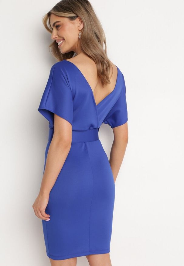 Born2be - Granatowa Sukienka z Kopertowym Dekoltem z Materiałowym Paskiem Zdobionym Klamrą Fienara. Okazja: na co dzień. Kolor: niebieski. Materiał: materiał. Wzór: aplikacja. Typ sukienki: kopertowe. Styl: klasyczny, casual