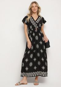 Born2be - Czarna Sukienka w Ornamentalny Wzór z Elastycznym Paskiem Tosvanna. Okazja: na co dzień. Kolor: czarny. Długość rękawa: krótki rękaw. Wzór: aplikacja. Typ sukienki: kopertowe, proste. Styl: klasyczny, casual, elegancki #4