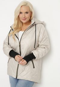 Born2be - Jasnobeżowa Kurtka Pikowana z Odpinanym Kapturem z Dłuższym Tyłem Rivselia. Okazja: na co dzień. Kolor: szary. Materiał: tkanina. Długość: długie. Wzór: aplikacja. Sezon: zima. Styl: casual, klasyczny #1