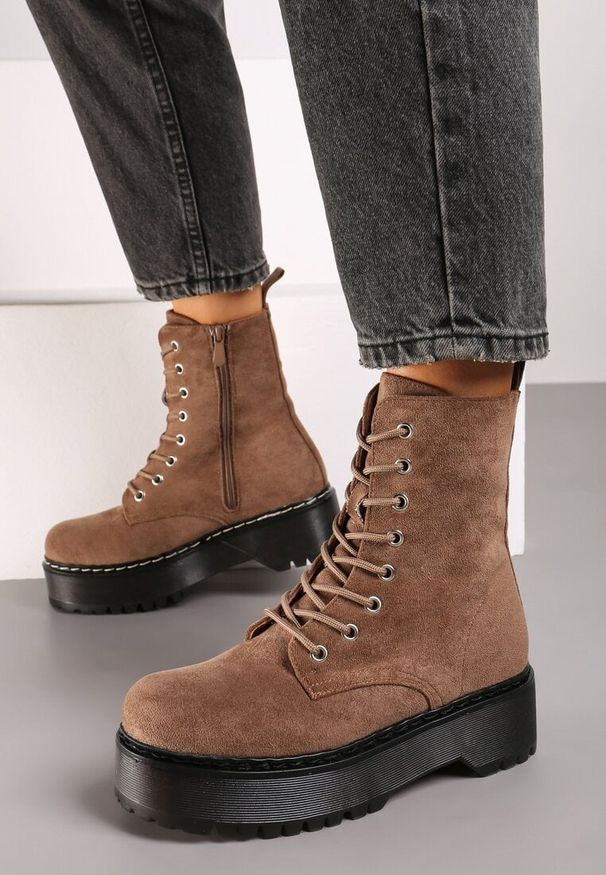 Renee - Ciemnobeżowe Botki Workery z Ekozamszu na Platformie Justines. Okazja: na co dzień. Kolor: beżowy. Materiał: jeans, skóra. Obcas: na platformie. Styl: elegancki, casual