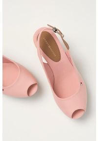 TOMMY HILFIGER - Tommy Hilfiger sandały damskie kolor różowy na koturnie. Nosek buta: okrągły. Zapięcie: klamry. Kolor: różowy. Obcas: na koturnie #4