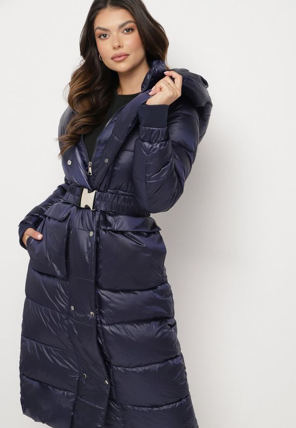 Born2be - Granatowa Pikowana Kurtka z Grubym Kołnierzem Kapturem i Elastycznym Paskiem ze Sprzączką Vaishaela. Okazja: na co dzień. Kolor: niebieski. Materiał: jeans. Wzór: aplikacja. Styl: casual, elegancki