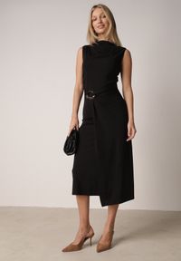Born2be - Czarna Wizytowa Sukienka Taliowana z Metaliczną Ozdobą Aroos. Okazja: na co dzień. Kolor: czarny. Wzór: aplikacja. Typ sukienki: proste. Styl: wizytowy #1