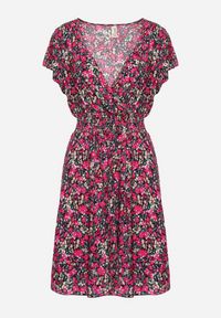 Born2be - Różowo-Czarna Bawełniana Sukienka z Gumką w Talii i Dekoltem w Serek o Kwiatowym Wzorze Doradea. Okazja: na co dzień. Typ kołnierza: dekolt w serek. Kolor: różowy. Materiał: bawełna. Długość rękawa: krótki rękaw. Wzór: kwiaty. Sezon: lato. Styl: wizytowy, casual, elegancki #4