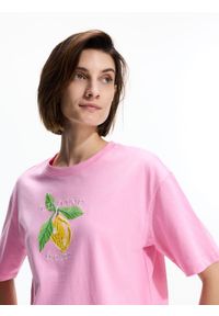 Reserved - T-shirt z nadrukiem i haftem - różowy. Kolor: różowy. Materiał: bawełna, dzianina. Wzór: nadruk, haft #1