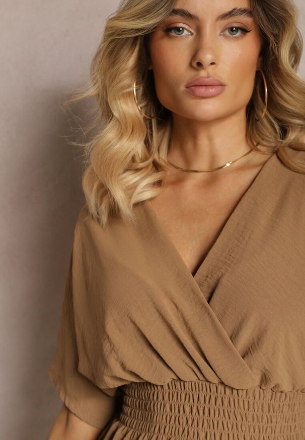 Renee - Brązowy Kombinezon Kopertowy z Gumką w Pasie Fandrea. Okazja: na co dzień. Kolor: brązowy. Materiał: jeans. Styl: elegancki, casual