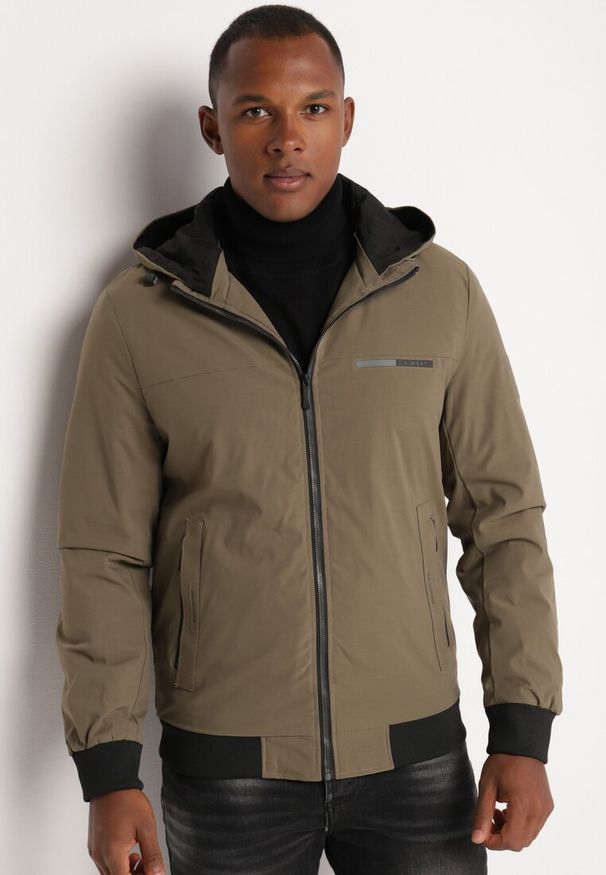 Born2be - Zielona Kurtka Wiatrówka z Kapturem i Ściągaczami Lorendriah. Okazja: na spacer, na co dzień. Typ kołnierza: kaptur. Kolor: zielony. Materiał: jeans. Styl: casual, elegancki, klasyczny