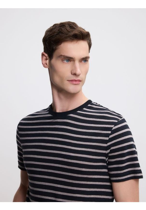 Reserved - T-shirt regular z lnem - brązowy. Kolor: brązowy. Materiał: len