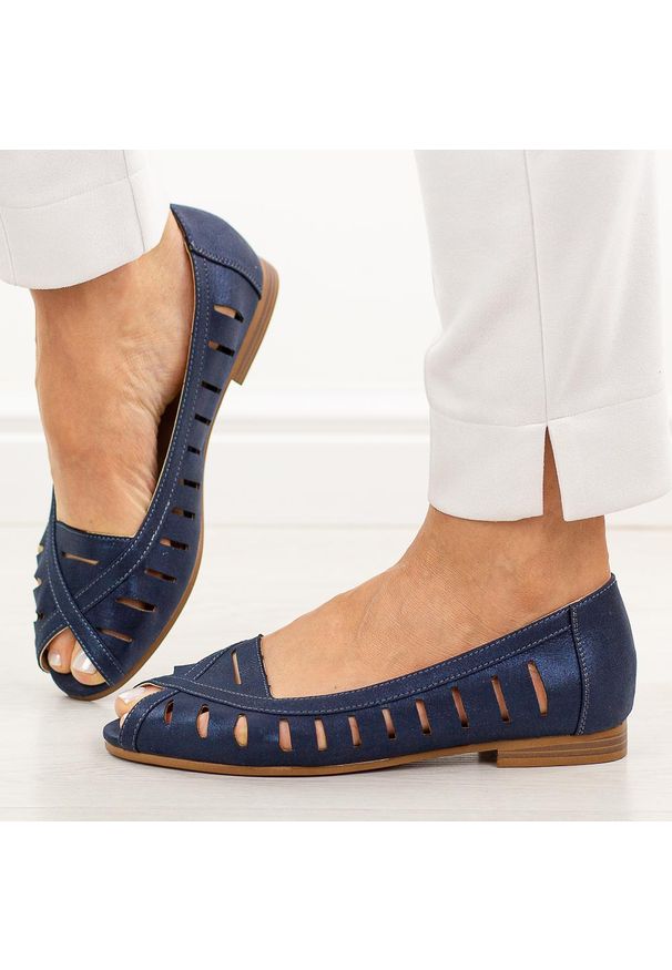 POTOCKI - Granatowe ażurowe półbuty damskie Potocki 12392. Okazja: na spacer, na co dzień. Kolor: niebieski. Materiał: skóra. Wzór: ażurowy. Sezon: wiosna, lato. Styl: casual, elegancki, klasyczny