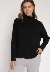 Born2be - Czarny Golf w Klasycznym Stylu Linagela. Typ kołnierza: golf. Kolor: czarny. Materiał: jeans. Styl: klasyczny #1