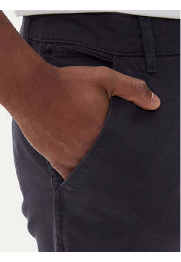 Wrangler Chinosy 112371030 Granatowy Slim Fit. Kolor: niebieski. Materiał: bawełna