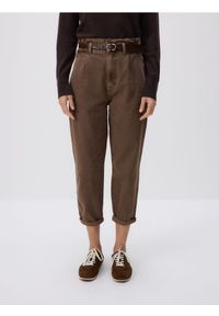 Reserved - Jeansy paperbag z paskiem - brązowy. Kolor: brązowy