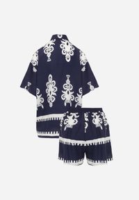 Renee - Granatowy Komplet z Rustykalnym Wzorem z Szortami i Koszulą Tosnea. Kolor: niebieski. Materiał: materiał, wiskoza #5
