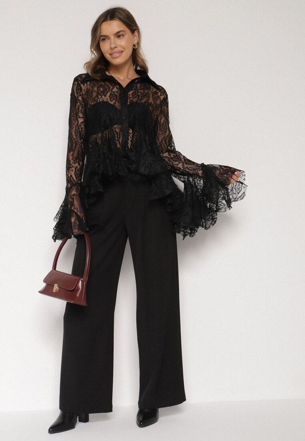 Born2be - Czarna Koronkowa Koszula Ozdobiona Falbankami Ezirena. Typ kołnierza: kołnierz z falbankami. Kolor: czarny. Materiał: koronka. Wzór: aplikacja. Styl: elegancki