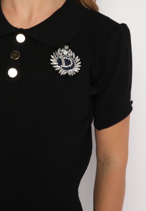 Born2be - Czarna Wiskozowa Bluzka Polo w Prążki z Guzikami Naszywką i Cyrkoniami Nattia. Typ kołnierza: polo. Kolor: czarny. Materiał: wiskoza. Wzór: prążki, aplikacja