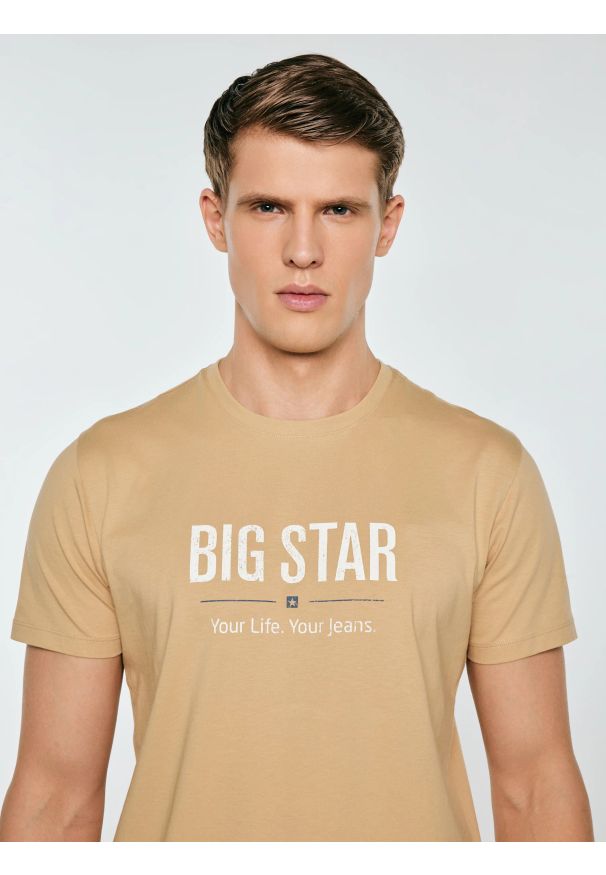 Big-Star - Koszulka męska o klasycznym kroju beżowa Bruno 800. Kolor: beżowy. Materiał: tkanina, bawełna. Wzór: nadruk. Styl: klasyczny