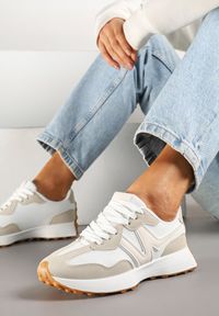 Renee - Beżowe Sneakersy Ozdobione Geometrycznym Motywem Zdivena. Okazja: na co dzień. Zapięcie: bez zapięcia. Kolor: beżowy. Materiał: jeans. Wzór: geometria, aplikacja. Sezon: lato, wiosna. Obcas: na platformie