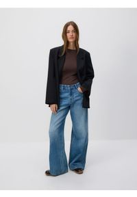 Reserved - Gładki longsleeve - ciemnobrązowy. Kolor: brązowy. Materiał: dzianina. Długość rękawa: długi rękaw. Wzór: gładki #1