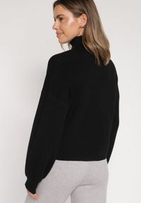 Born2be - Czarny Golf z Bufiastymi Rękawami Wedelia. Okazja: na co dzień. Typ kołnierza: golf. Kolor: czarny. Materiał: jeans. Styl: klasyczny, casual, elegancki #2